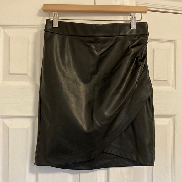 Black vegan leather skirt - Picture 1 of 4